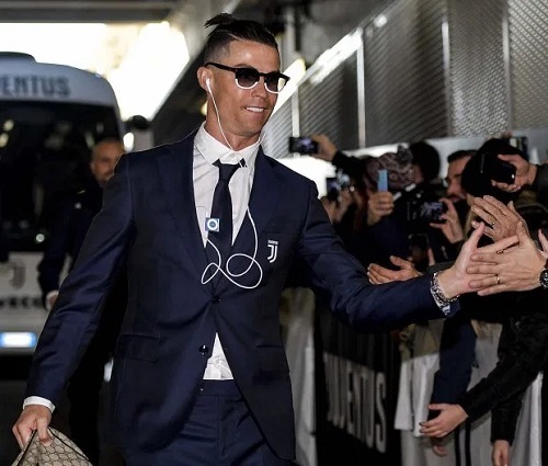 Christiano Ronaldo xuất hiện trước công chúng cùng chiếc iPod Shuffle đeo trên cà vạt. Ảnh: The Sun.