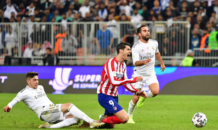 Valverde (trái) phạm lỗi từ phía sau với Morata và nhận thẻ đỏ. Ảnh: AFP.