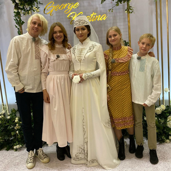 Siêu mẫu sinh năm 1982 cùng ba người con lớn đi dự đám cưới người họ hàng.