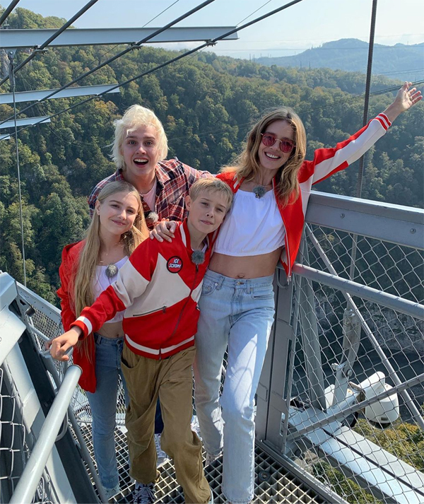 Natalia nuôi cả 3 con lớn với chồng cũ (ảnh) và 2 con nhỏ với chồng sắp cưới. Mỗi lần sinh xong, cô đều rất nhanh về dáng mà không phải tập luyện nhiều.