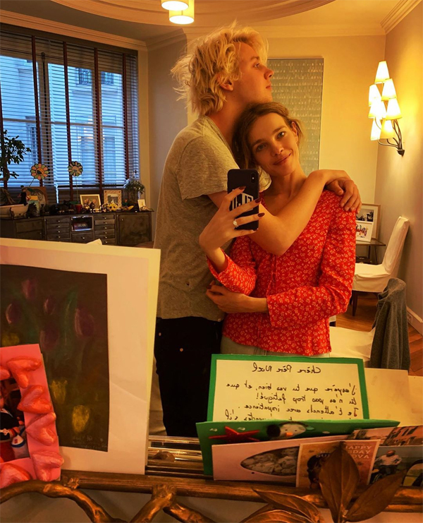 Lucas từng chia sẻ với mẹ trong dịp Mothers Day: Mỗi ngày, con đều ấn tượng với những nỗ lực của mẹ trong từng việc đơn giản. Dù đó là công việc tại quỹ từ thiện Naked Heart Foundation hay với vai trò của một người mẹ hoàn hảo, mẹ luôn dành mọi tâm huyết, và việc gì mẹ làm cũng đều thành công. Con yêu mẹ rất nhiều và chúc mẹ có một ngày thật tuyệt vời.