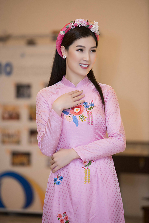 Phí Thùy Linh là gương mặt quen thuộc trong các buổi biểu diễn áo dài của Ngọc Hân. Cũng giống như các người đẹp khác, cô không nhận cát-xê để ủng hộ Hoa hậu Việt Nam 2010.