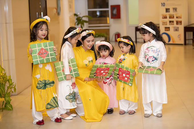 Ngọc Hân vui đùa với các mẫu nhí trước khi chương trình diễn ra. Những ngày giáp Tết, Ngọc Hân gần như không có thời gian nghỉ ngơi vì bận tham gia các sự kiện đồng thời điều hành việc kinh doanh áo dài. 