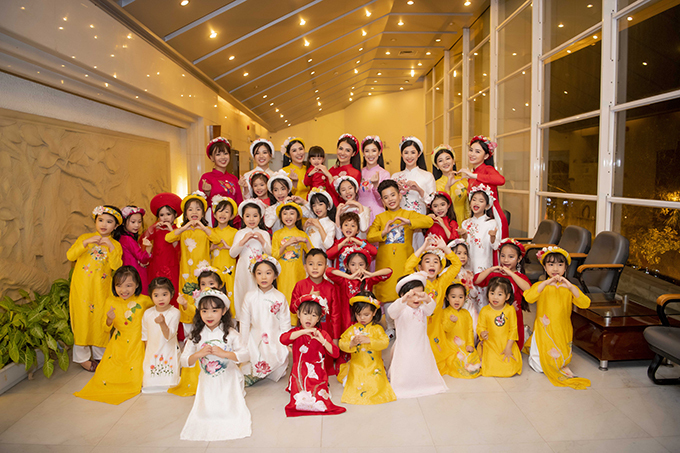 Ban đầu các bé rất e ngại, run rẩy nhưng sau khi động viên tinh thần, bé nào cũng rất phấn khích khi được diễn áo dài. Nhìn các bé cười vui vẻ, tôi cũng cảm thấy ấm lòng, Ngọc Hân chia sẻ.