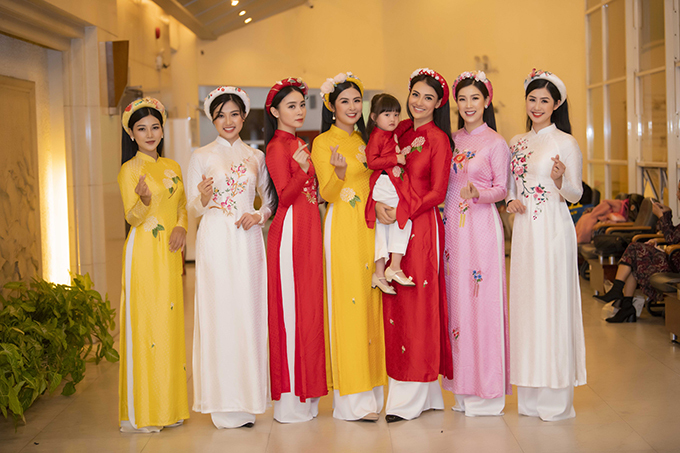 Dàn người đẹp mặc áo dài của Ngọc Hân, khoe sắc tại hậu trường.