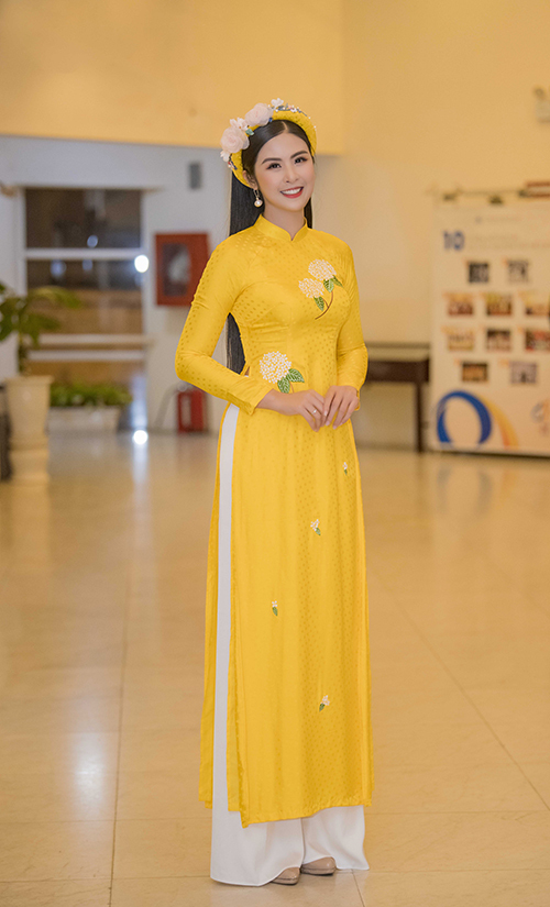 Ngọc Hân hiện chuyển về sống trong căn chung cư mới ở quận Thanh Xuân (Hà Nội). Gần đây, cô liên tục chia sẻ niềm vui bếp núc trên trang cá nhân. Khi được bạn bè trêu đùa là chuẩn bị làm người phụ nữ của gia đình, Ngọc Hân chỉ lặng lẽ bấm like. Lễ dạm ngõ của Hoa hậu Việt Nam 2010 diễn ra từ hôm 23/11. 