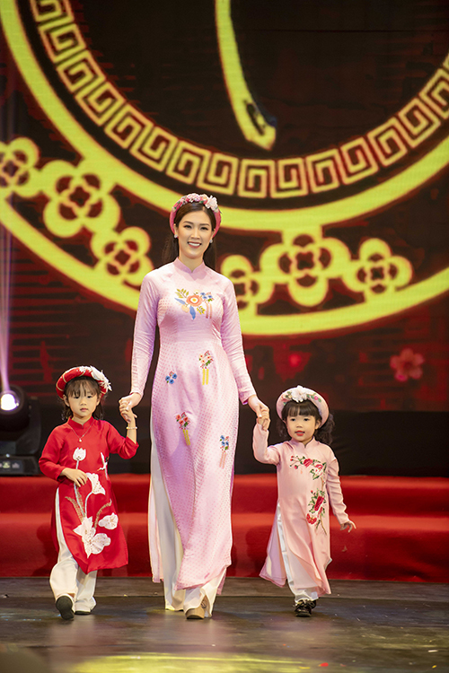 Phí Thùy Linh dắt theo hai mẫu nhí khi đi catwalk. Các bé rất thích thú khi sải bước trên sân khấu.