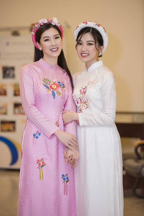 Lương Thanh thân thiết với hoa hậu Áo dài Phí Thùy Linh tại hậu trường. 