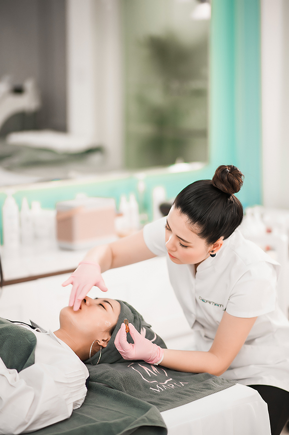 Cựu thành viên Đồ rê mí tự tay làm môi cho diễn viên Hôn nhân trong ngõ hẹp.