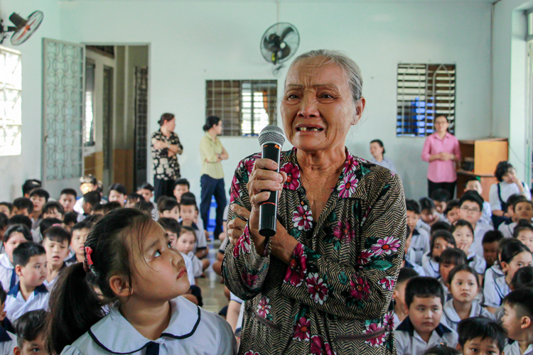 Bà Năm bên cháu gái Ngọc Nga phát biểu tại Trường tình thương Thiên Ân vào sáng 9/1. Ảnh: Thanh Trần