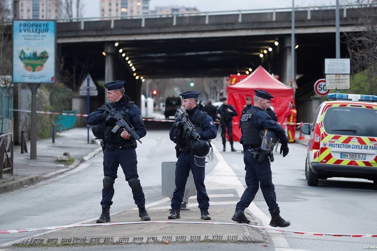 Cảnh sát Pháp phong tỏa hiện trường vụ tấn công ở ngoại ô Paris hôm 3/1. Ảnh: Reuters.