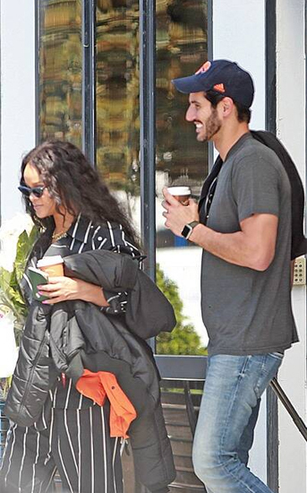 Tháng 6/2017, thợ săn ảnh phát hiện Rihanna đi uống cà phê cùng một đàn ông lạ mặt tại Tây Ban Nha. Theo Vogue, cha Rihanna cho biết con gái đã có bạn trai từ vài tháng trước. Người hâm mộ nhanh chóng phát hiện người đàn ông lạ mặt là tỷ phú Hassan Jameel, phó chủ tịch của tập đoàn Abdul Latif Jameel.