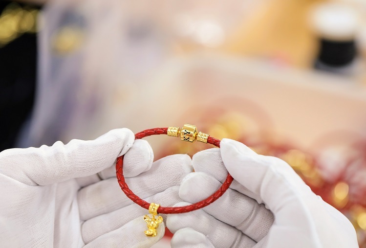 Để đáp ứng nhu cầu tăng cao dịp này, đại diện công ty cho biết toàn hệ thống sẽ mở cửa lúc 6h sáng và đóng cửa lúc 23h. Nguồn nhân lực kiến thức cao, kỹ năng vững cũng đã sẵn sàng hỗ trợ người mua. Công ty cũng lì xì khách hàng đầu năm phiếu Thần Tài 390.000 và 790.000 đồng, cùng chương trình cào trúng thưởng hơn 68.600 giải thưởng với tổng giá trị lên đến ba tỷ đồng, từ 25/1 đến 3/2.