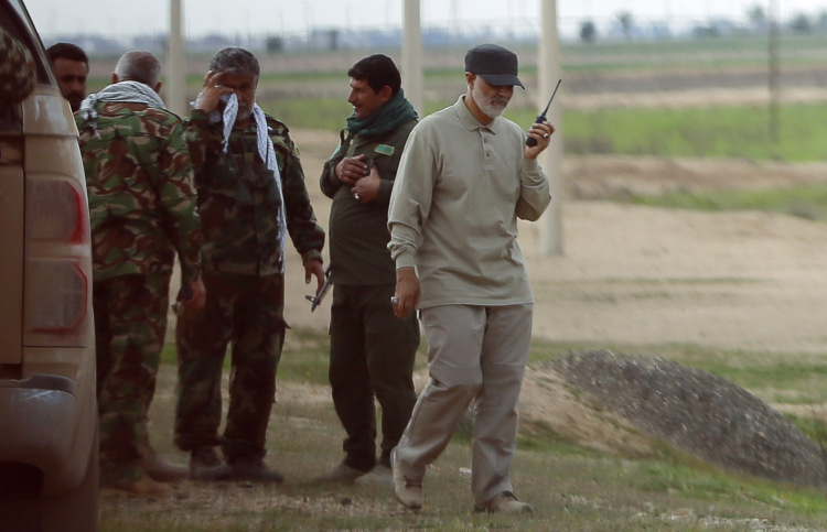 Tướng Soleimani cầm bộ đàm chỉ huy tại tiền tuyến chống IS ở phía bắc Iraq năm 2015. Ảnh: Reuters.