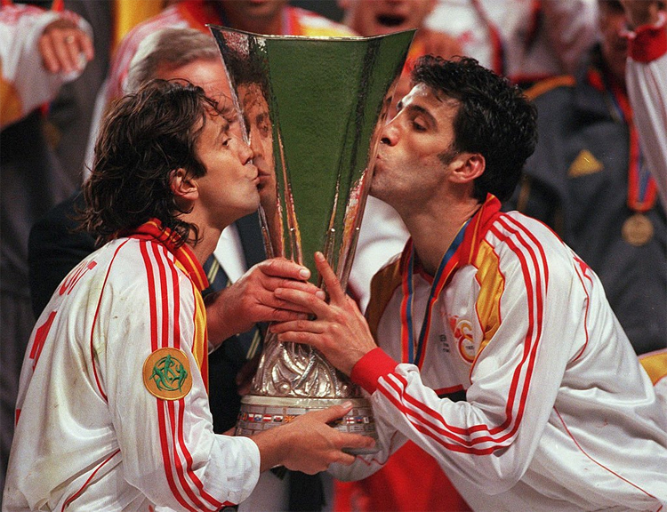 Sukur (phải) khi cùng Galatasaray đoạt Cup UEFA (tiền thân của Europa League hiện tại) vào năm 2000. Ảnh: UEFA.