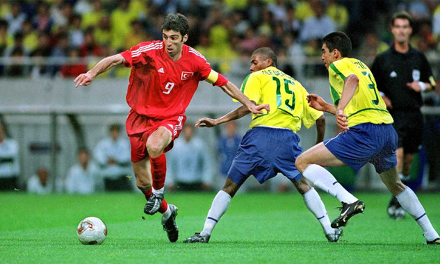 Sukur trong trận bán kết World Cup 2002 mà anh cùng Thổ Nhĩ Kỳ thua Brazil 0-1. Ảnh: Sporting-heroes.