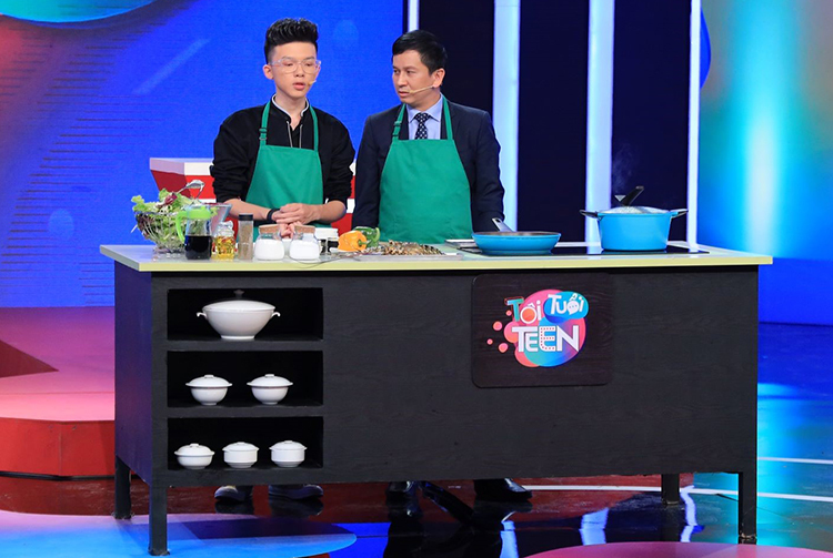 Thanh Hải (bên trái) nấu ăn cùng đầu bếp nổi tiếng Alain Nguyễn.
