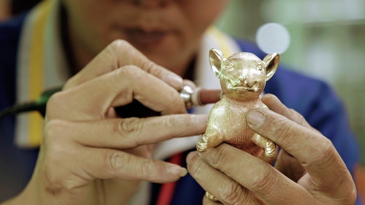 Sản phẩm được chạm trổ công phu, chăm chút đến từng chi tiết trên thân chuột, mắt, mũi, tai, râu... nhằm tạo tượng chuột sinh động, có hồn, mang lại may mắn cho gia chủ đầu năm.