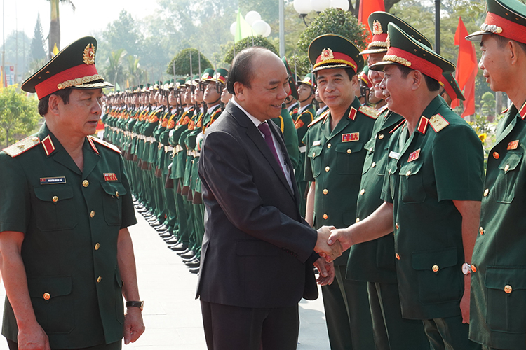 Thủ tướng thăm, làm việc với lãnh đạo, cán bộ, chiến sĩ, học viên trường Sĩ quan Lục quân 2. Ảnh: XH