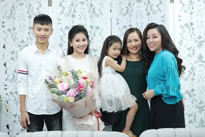 NSƯT Tố Nga mừng học trò ra MV - 6