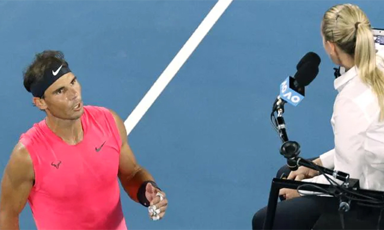 Nadal bất bình với nhiều quyết định của nữ trọng tài Tourte. Ảnh: AP. 