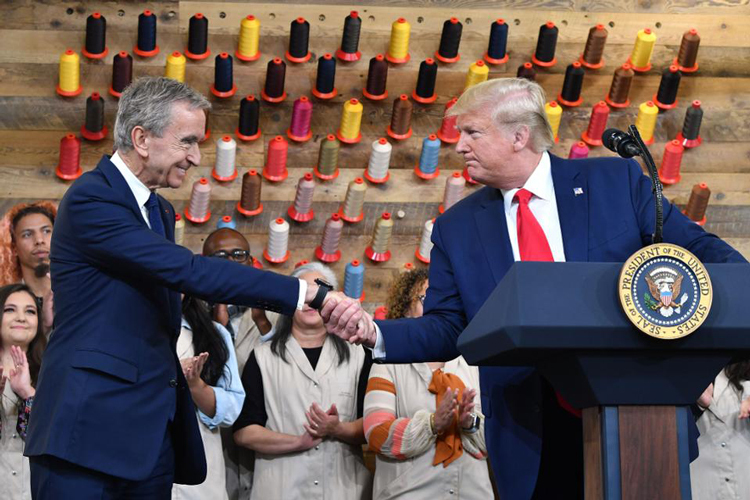 Tổng thống Donald Trump tham dự lễ cắt băng khánh thành nhà máy sản xuất của Louis Vuitton. Ảnh: AFP. 