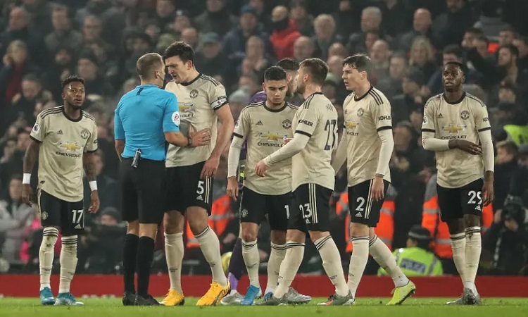 Các cầu thủ Man Utd phản ứng khi trọng tài không phạt Van Dijk. Ảnh: Reuters.