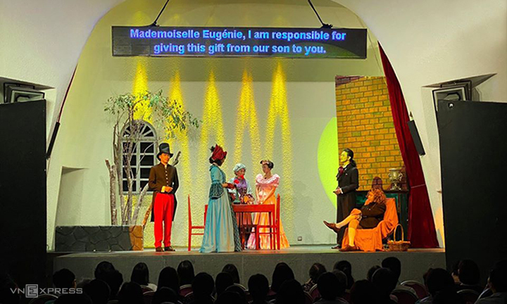 Vở Eugénie Grandet diễn tại khách sạn The Myst có màn hình led phụ đề tiếng Anh để phục vụ khán giả người nước ngoài. Ảnh: VL.