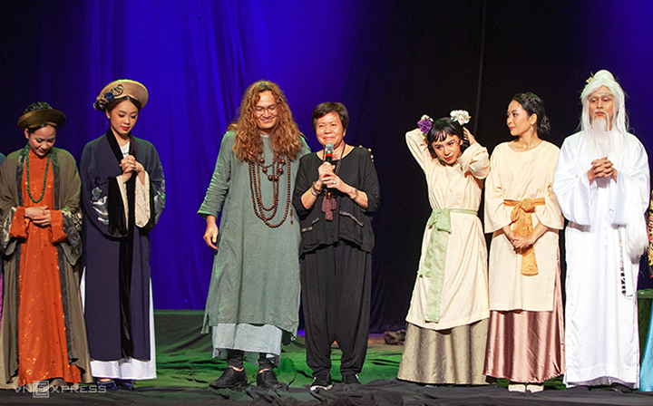 Đạo diễn Việt Linh (áo đen, cầm micro) và ê kip Tấm và Hoàng hậu ở Nhà hát TP HCM. Ảnh: VL.