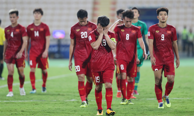 Quang Hải và đồng đội ôm mặt thất vọng khi rời sân sau trận thua Triều Tiên 1-2, dẫn tới việc Việt Nam sớm dừng bước từ vòng bảng giải U23 châu Á 2020. Ảnh: Đức Đồng. 