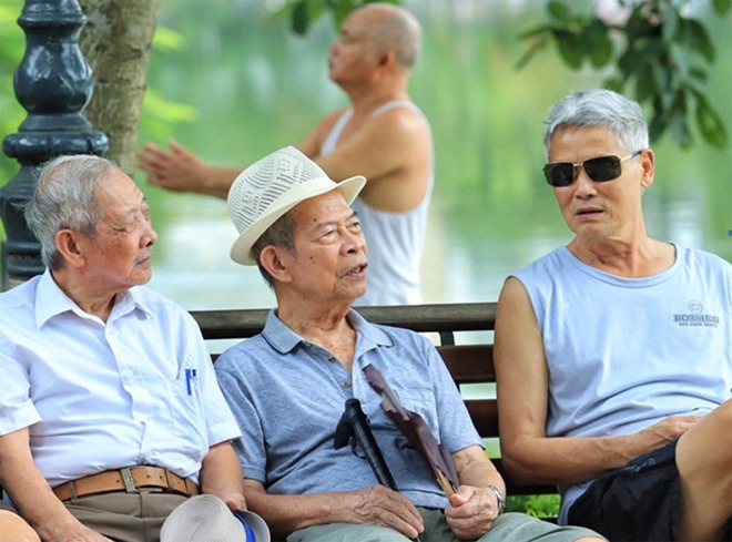 Người già thư giãn tại Hồ Gươm, Hà Nội. Ảnh: Giang Huy. 