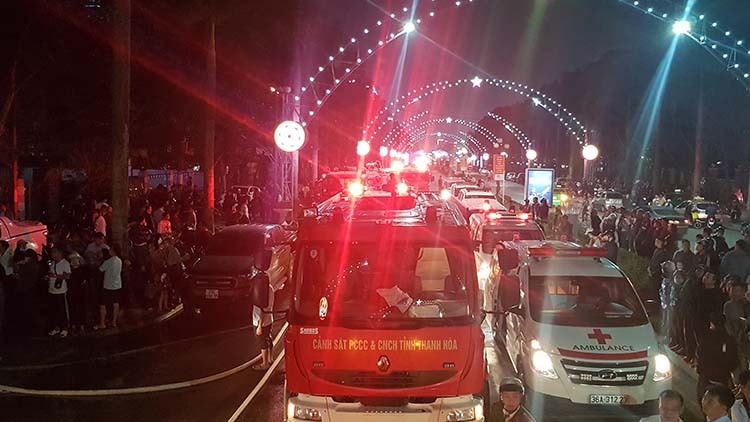 Đêm qua, nhà chức trách huy động hàng chục xe chữa cháy và cứu thương đến hiện trường khống chế lửa và đưa người đi cấp cứu. Ảnh: Lê Hoàng.