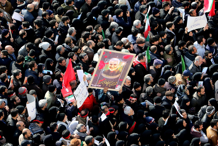 Người Iran mang ảnh tướng Soleimani dự lễ tang ông hôm 6/1 tại Tehran. Ảnh: AFP.