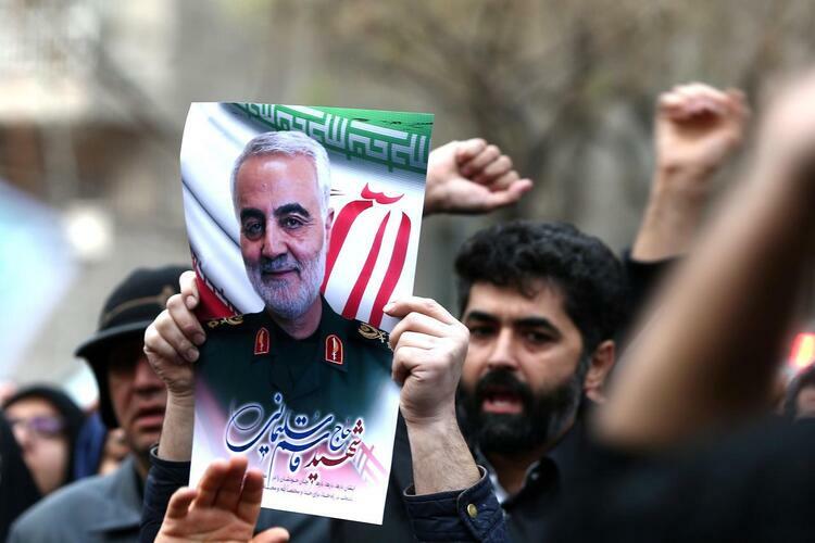 Người dân Iran mang hình Thiếu tướng Qassem Soleimani biểu tình trước trụ sở Liên Hợp Quốc ở thủ đô Tehran hôm 3/1. Ảnh: Reuters.