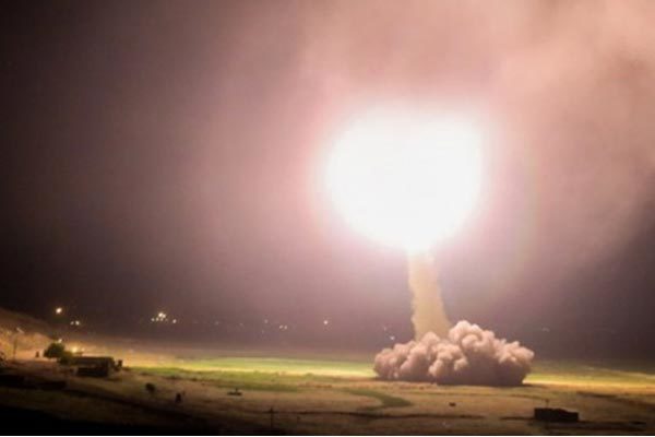 Iran tuyên bố giáng đòn trả thù, căn cứ Mỹ ở Iraq hứng mưa tên lửa