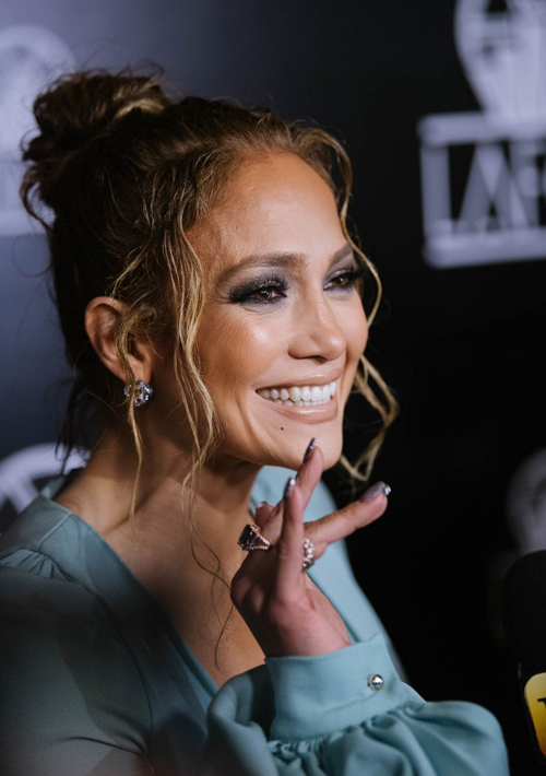 Sự nghiệp âm nhạc và diễn xuất của Jennifer Lopez cũng ngày càng thăng hoa. Tại lễ trao giải tối 11/1, J.Lo đã vượt qua nhiều ứng cử viên khác để giành giải Nữ diễn viên phụ xuất sắc.
