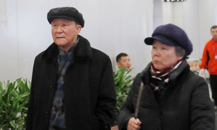 Đại sứ Ji Jae-ryong (trái) cùng vợ tại sân bay Bắc Kinh hôm 18/1. Ảnh: Yonhap.