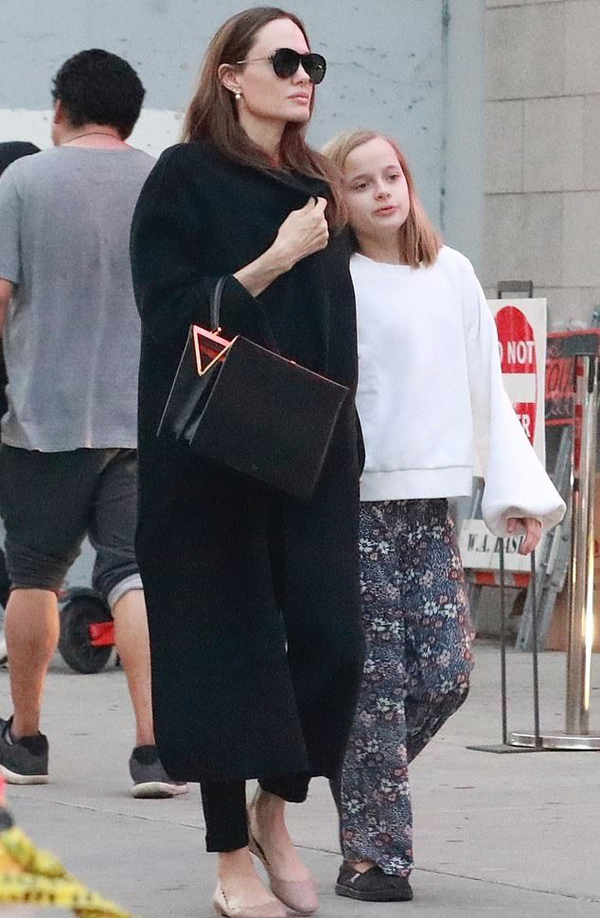 Jolie cũng đưa Vivienne đi mua sắm.