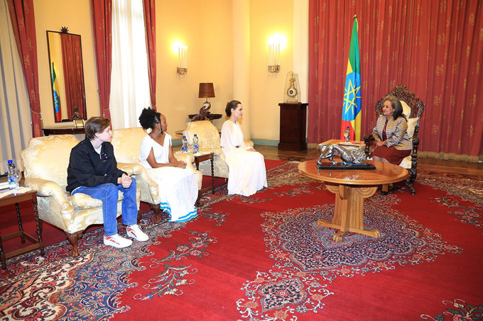 Trước đó, Brad cũng đón năm mới một mình ở nước ngoài còn Jolie đưa các con tới Ethiopia - quê hương của con gái nuôi Zahara (mặc váy trắng). Nữ diễn viên cùng Zahara và Shiloh đến gặp Tổng thống Sahle-Work Zewde của Ethiopia vào ngày 30/12, trao đổi về vấn đề giáo dục và giúp đỡ các bé gái được đến trường.
