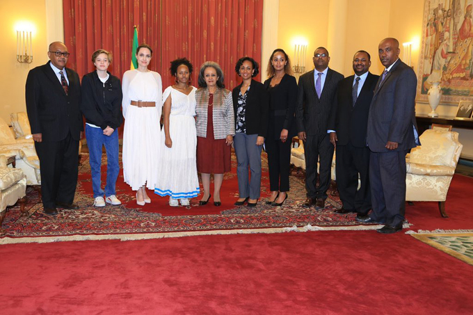 Jolie đã giúp đỡ trẻ em ở Ethiopia suốt 10 năm qua thông qua quỹ hỗ trợ mang tên Zahara Program.
