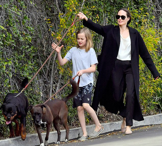 Một ngày trước đó, 5/1, bà Smith và con gái út Vivienne đưa đàn chó đi dạo quanh nhà.