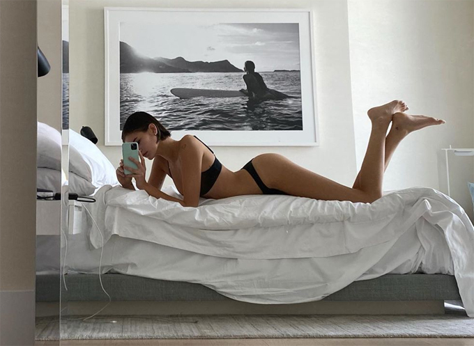 Con gái siêu mẫu Cindy Crawford thừa hưởng đôi chân dài miên man của mẹ. Kaia có chiều cao 1,75 m.
