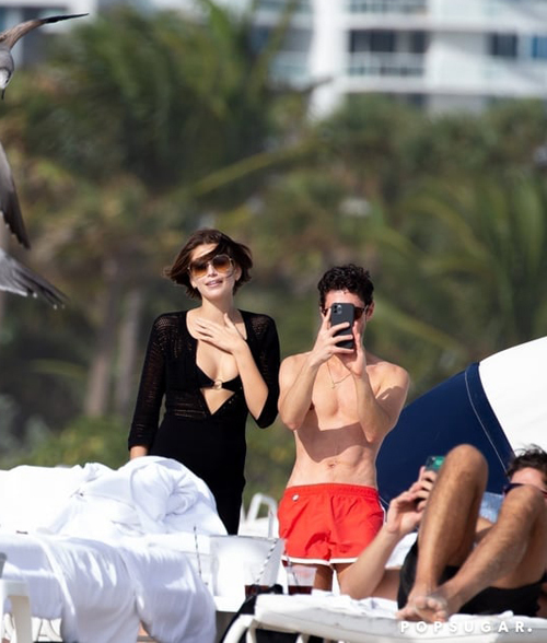Kaia Gerber có kỳ nghỉ cuối tuần vui vẻ với nhóm bạn thân trên bãi biển Miami, Florida.