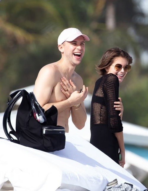 Người đẹp đi chơi với nam diễn viên Tommy Dorfman của phim 13 Reasons Why. Tommy Dorfman công khai là người đồng tính từ lâu.