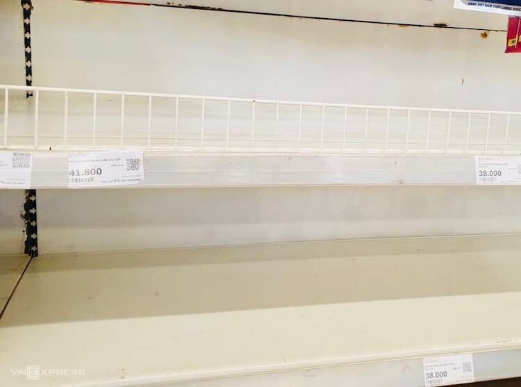 Kệ hàng bày bán khẩu trang tại một siêu thị Vinmart ở Hà Nội trống trơn, hết hàng. Ảnh: A.Minh