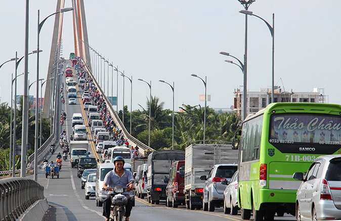 Cầu Rạch Miễu thường kẹt xe nghiêm trọng dịp lễ, Tết. Ảnh: Hoàng Nam.