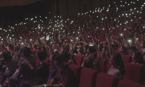 Khán giả Hà Nội bật đèn flash cổ vũ Modern Talking