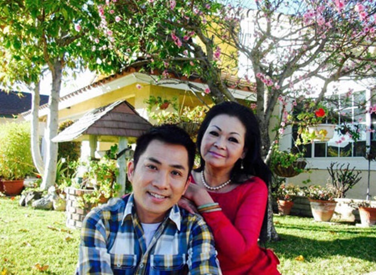 Bức ảnh Khánh Ly (áo đỏ) và ca sĩ Quang Thành dịp Tết 2014 ở Mỹ bên cây đào nở rộ trước sân nhà do chồng cô chụp.
