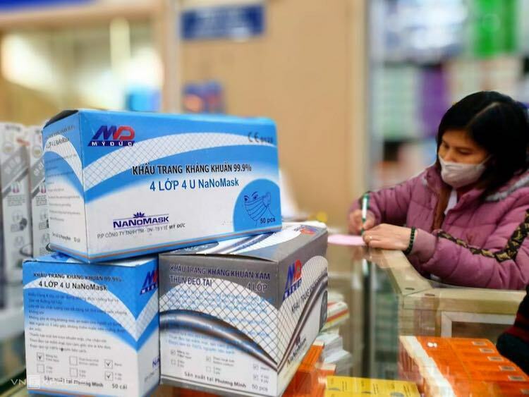 Nhiều loại khẩu trang y tế giá ngày thường chỉ 30.000 - 40.000 đồng một hộp, nhưng hiện được bán tăng giá gấp 2-3 lần, lên 70.000 - 90.000 đồng. Ảnh: A.Minh
