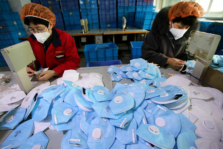Công nhân tại một nhà máy sản xuất khẩu trang ở Hà Bắc. Ảnh: Reuters